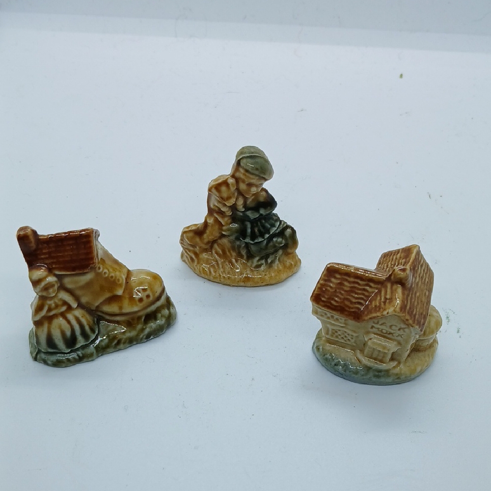 Vintage Wade England Red Rose figurines. Old Woman, Tom and Jacks House